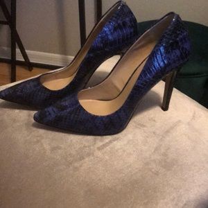Blue pumps
